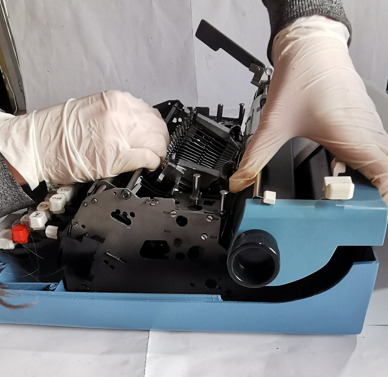 Máquina de escribir reparándose