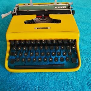 Maquina de escribir vintage Olivetti Pluma 22 – Color Amarillo