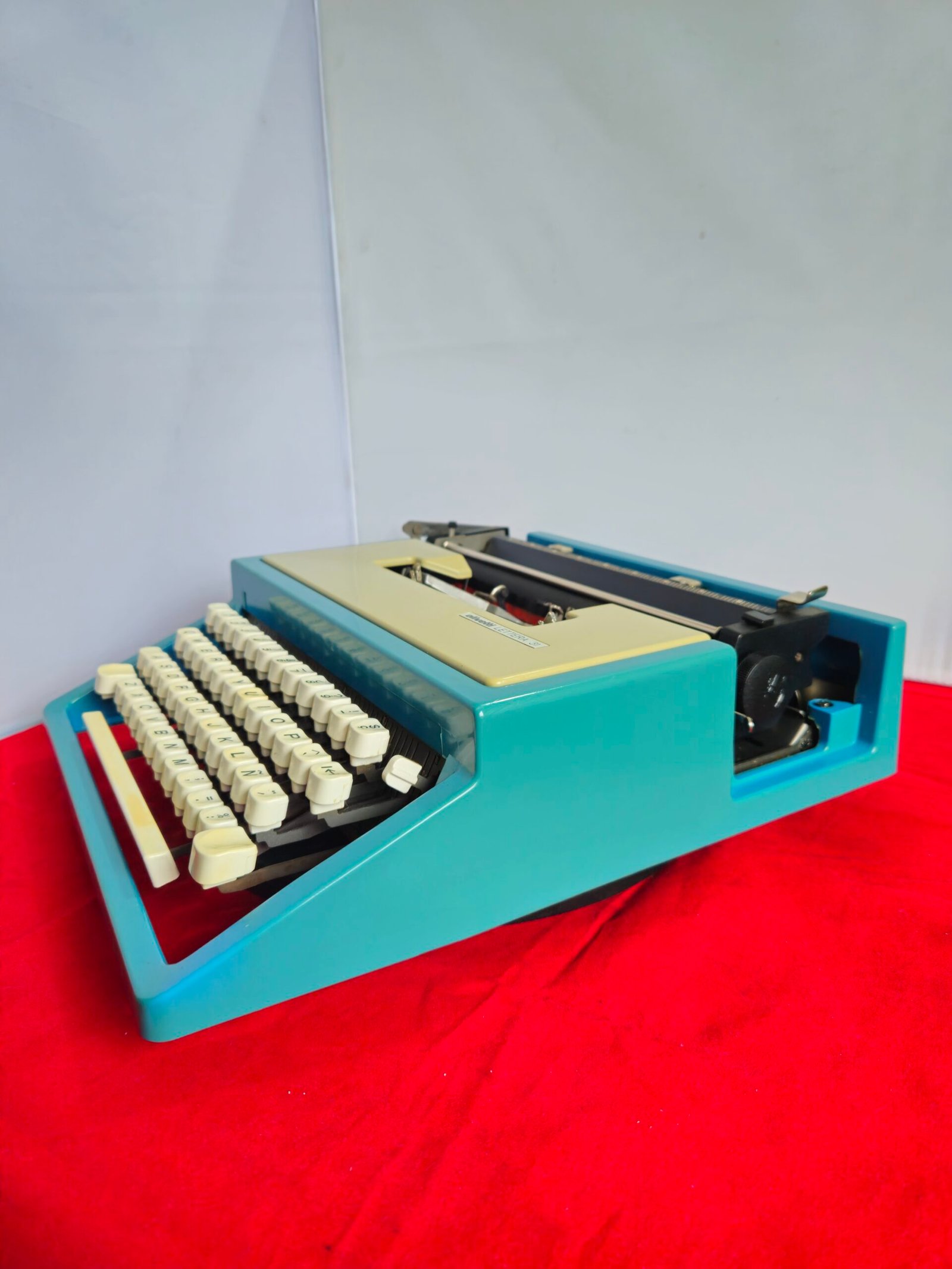 Máquina de Escribir Olivetti Lettera 31- años 70 - Image 5