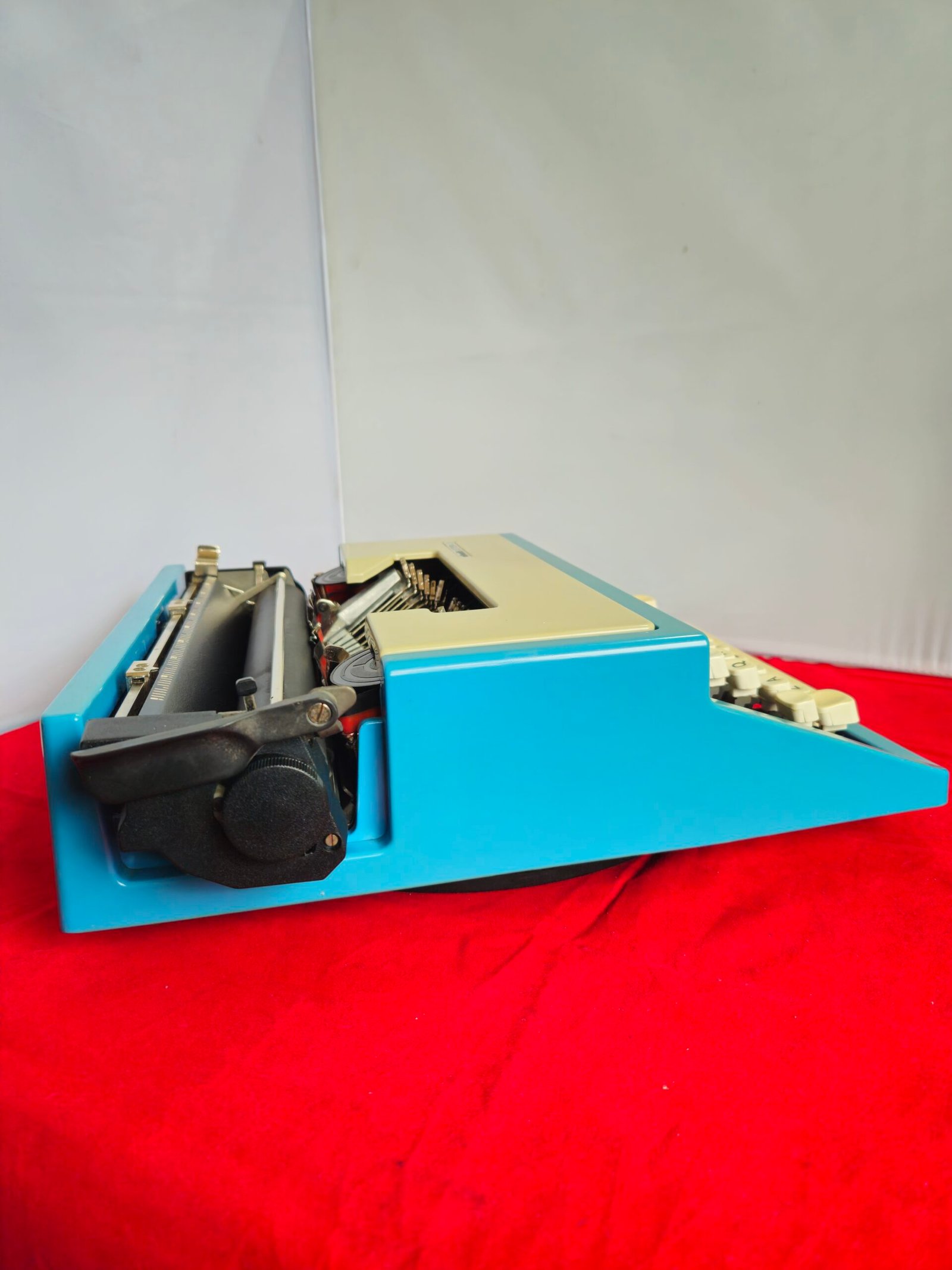 Máquina de Escribir Olivetti Lettera 31- años 70 - Image 3