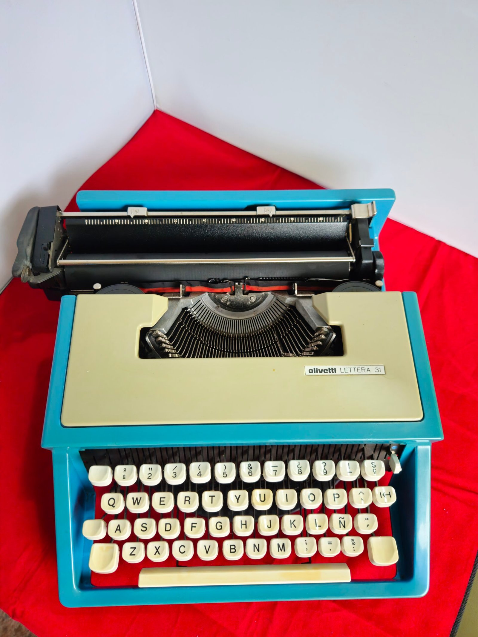 Máquina de Escribir Olivetti Lettera 31- años 70