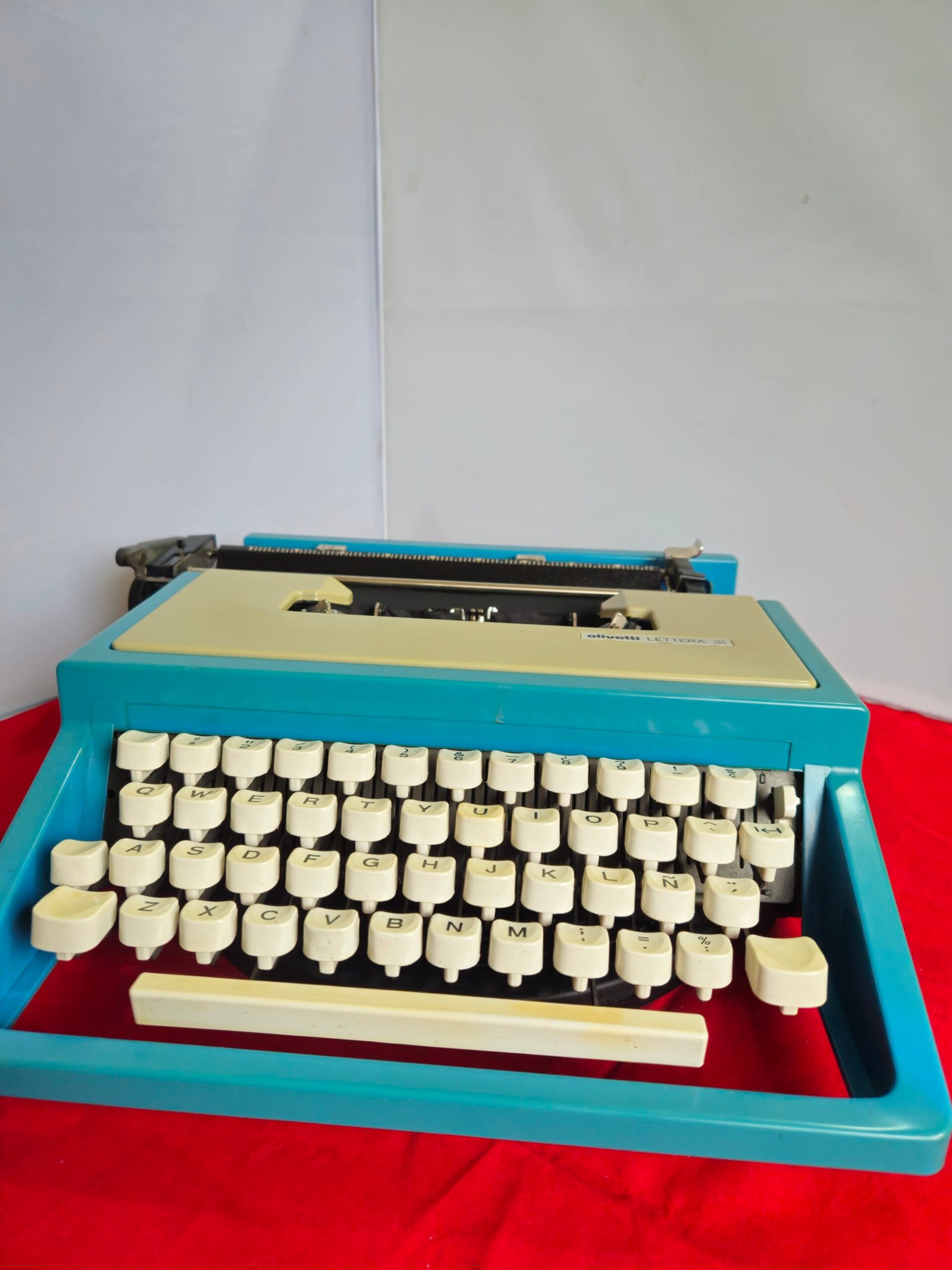 Máquina de Escribir Olivetti Lettera 31- años 70 - Image 2