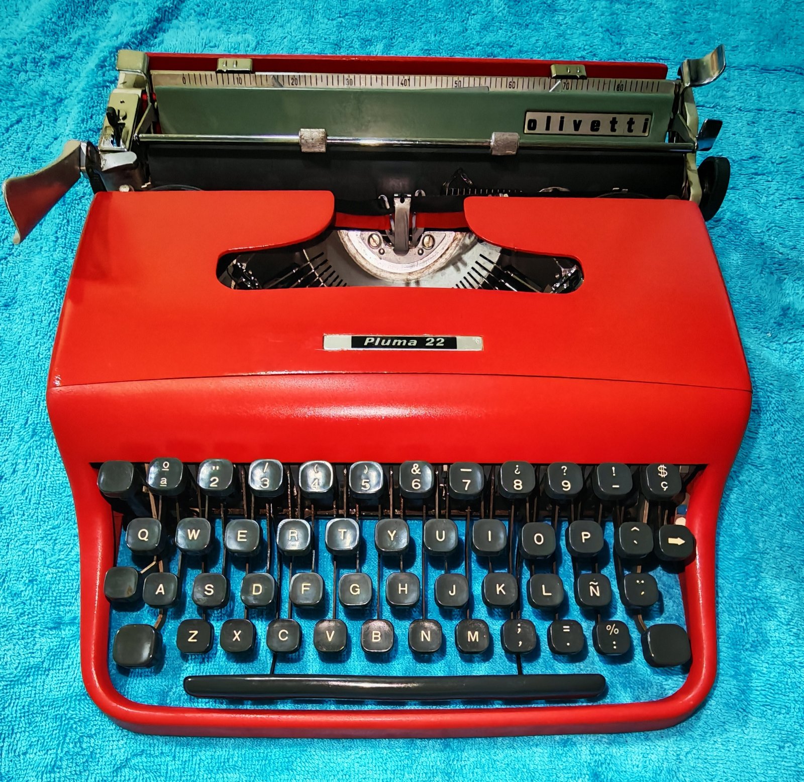 Olivetti Pluma 22 Roja | Máquina de Escribir Vintage Española con Ñ