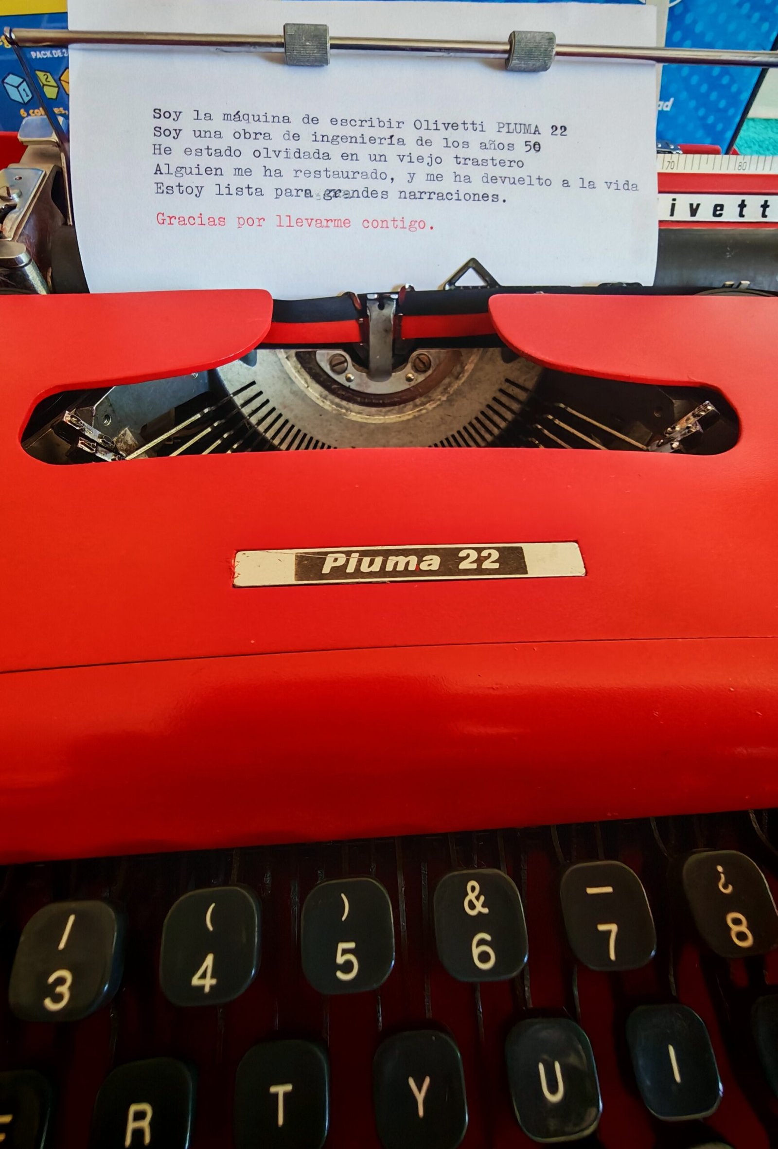 Olivetti Pluma 22 Roja | Máquina de Escribir Vintage Española con Ñ - Image 6