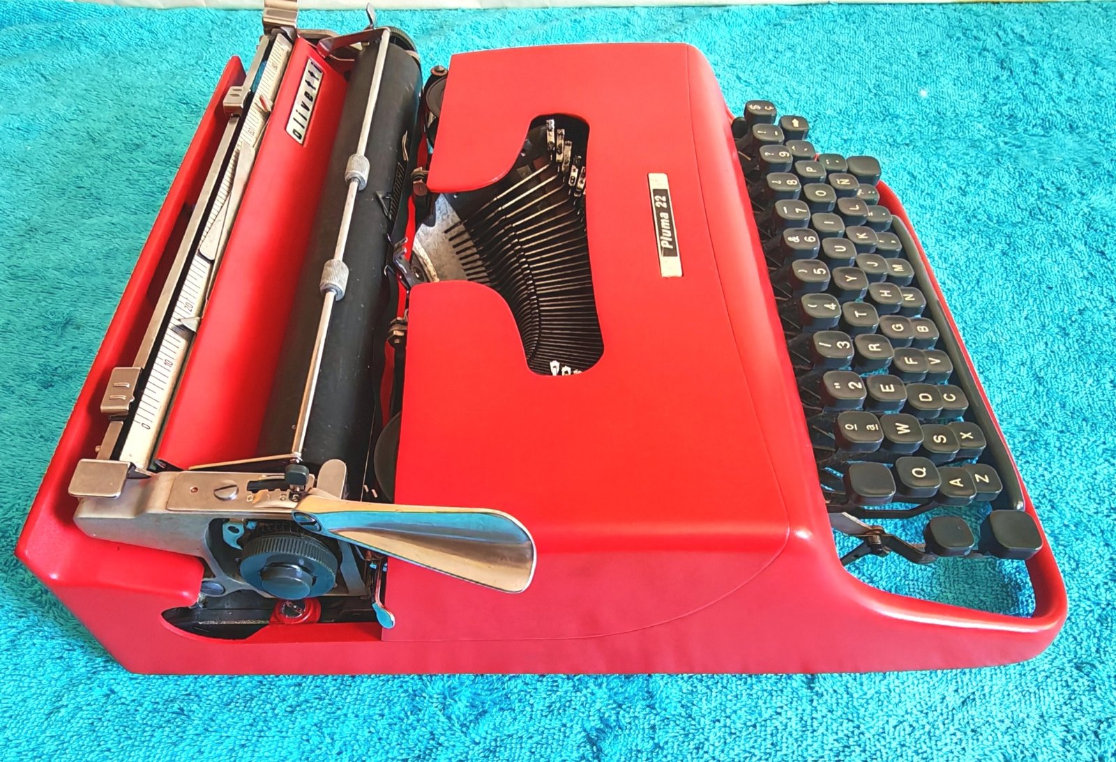 Olivetti Pluma 22 Roja | Máquina de Escribir Vintage Española con Ñ - Image 7