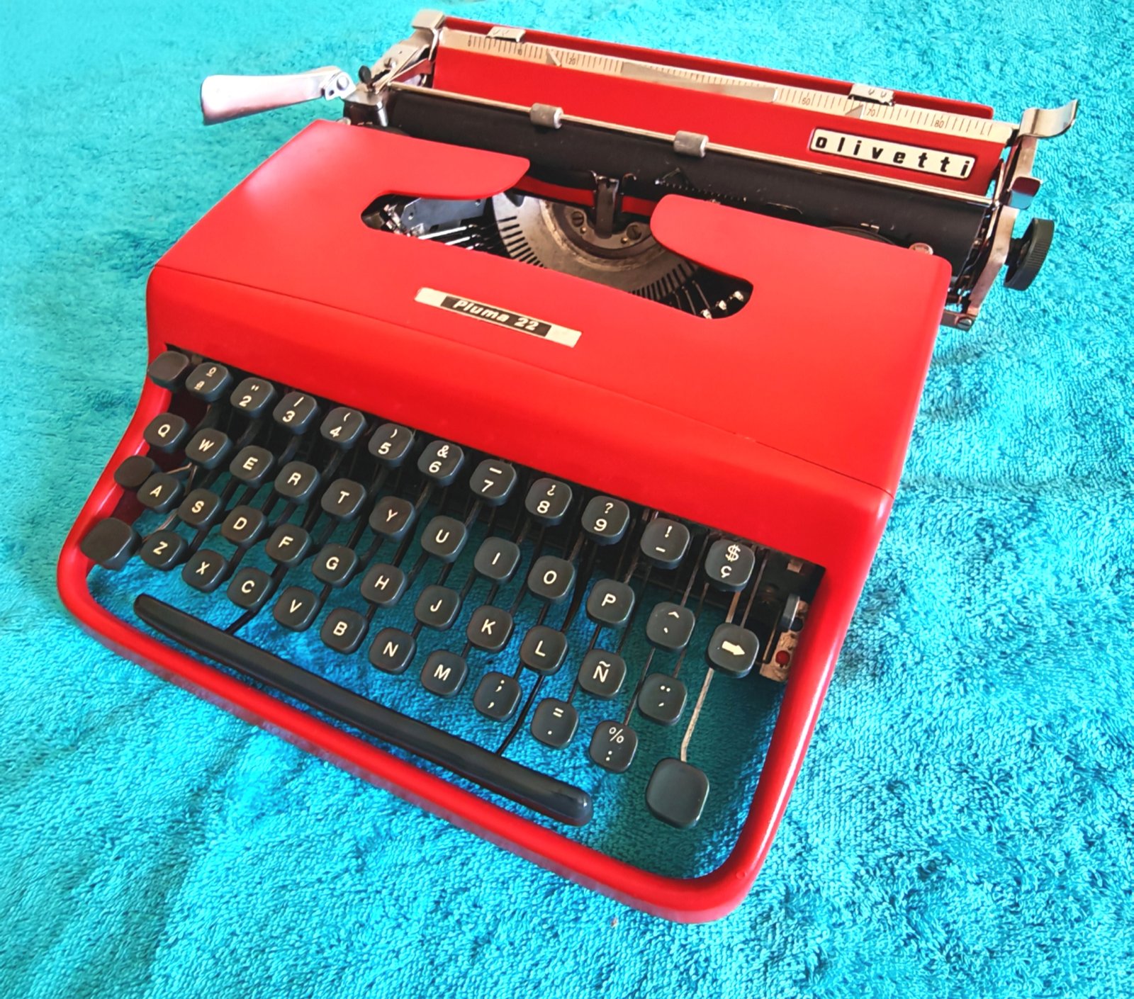 Olivetti Pluma 22 Roja | Máquina de Escribir Vintage Española con Ñ - Image 3