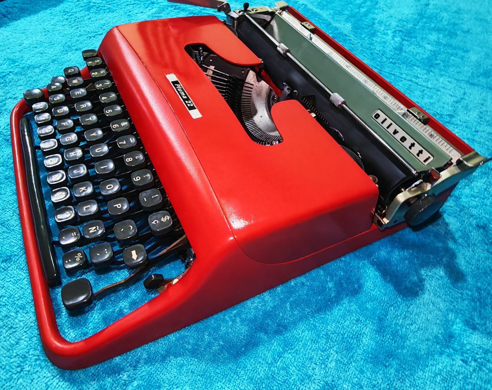 Olivetti Pluma 22 Roja | Máquina de Escribir Vintage Española con Ñ - Image 5