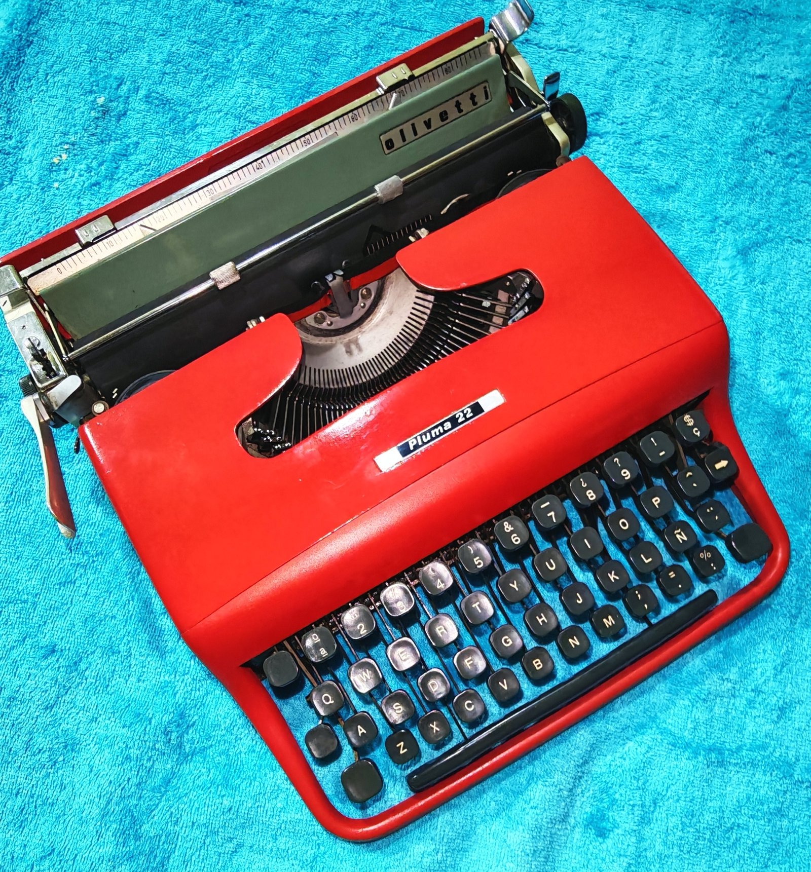Olivetti Pluma 22 Roja | Máquina de Escribir Vintage Española con Ñ - Image 4