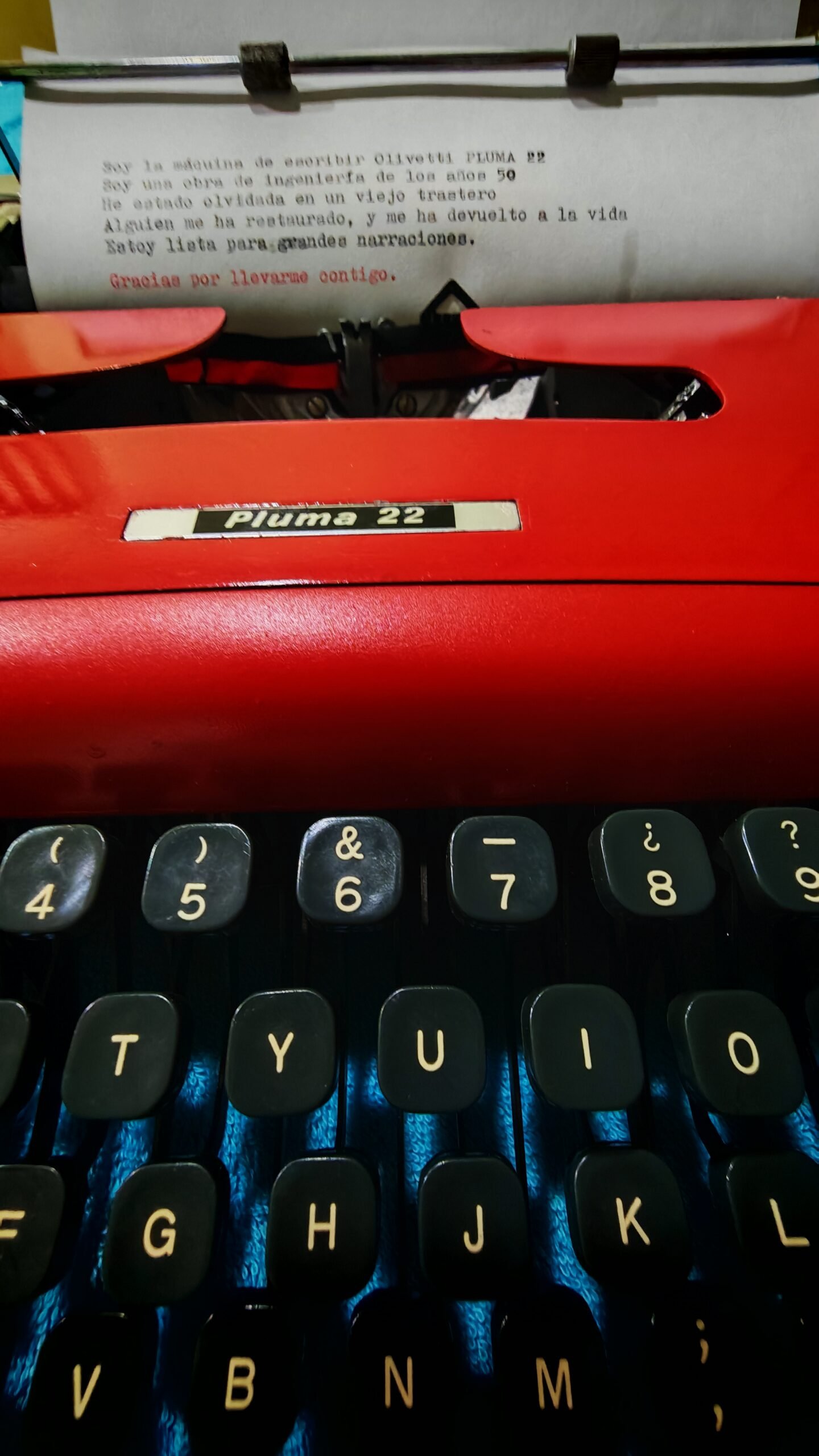Olivetti Pluma 22 Roja | Máquina de Escribir Vintage Española con Ñ - Image 2