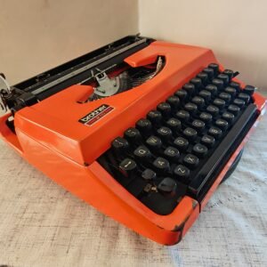 Brother 210 Orange – Estilo Pop Art y Precisión Japonesa