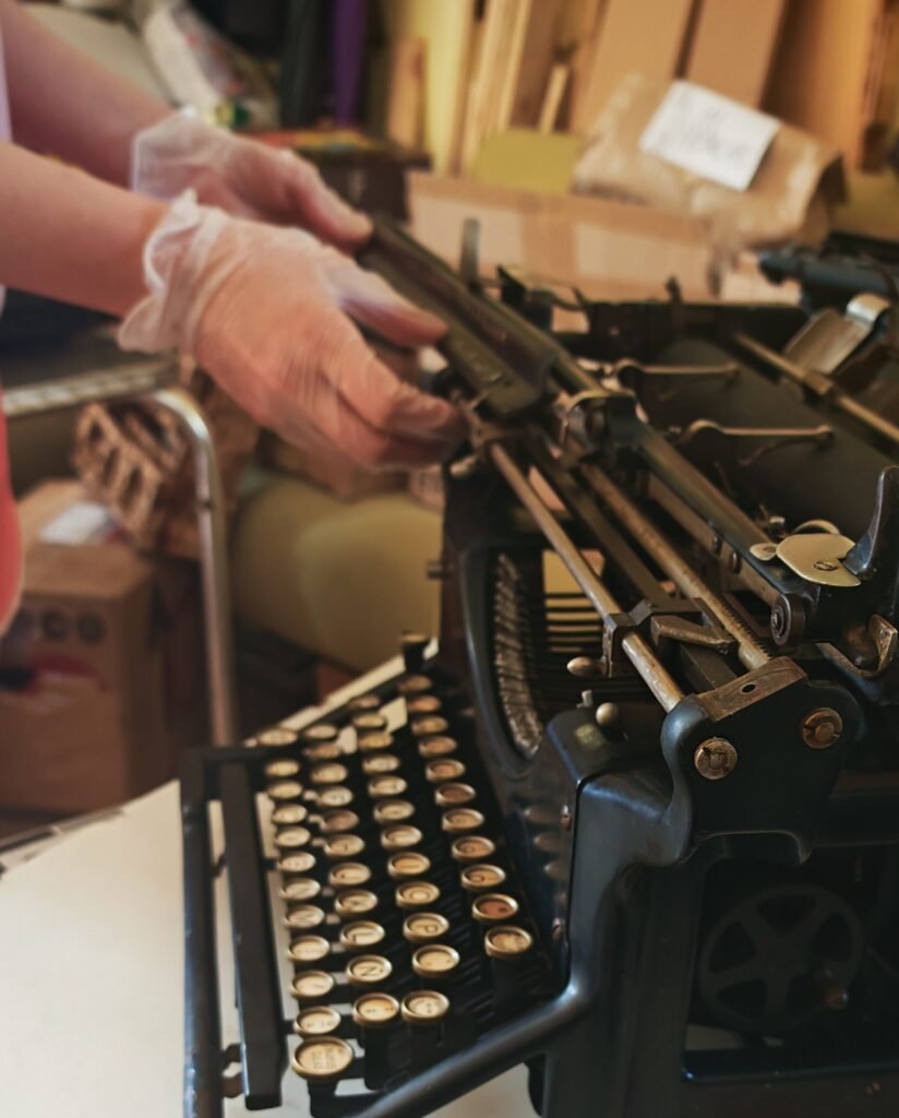 Restaurando una máquina de escribir en el taller