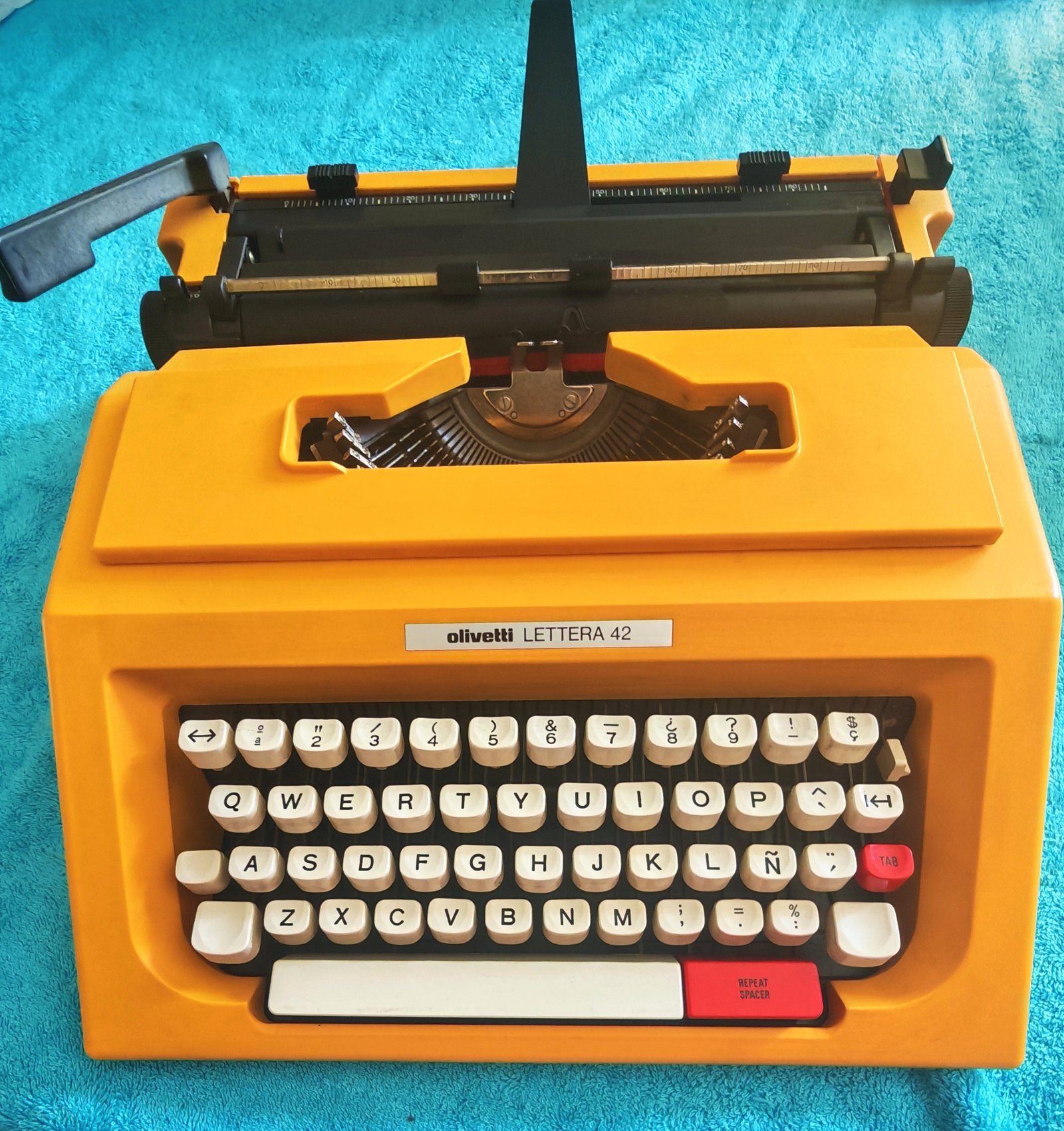 Olivetti Lettera 42 amarilla de origen - Image 2
