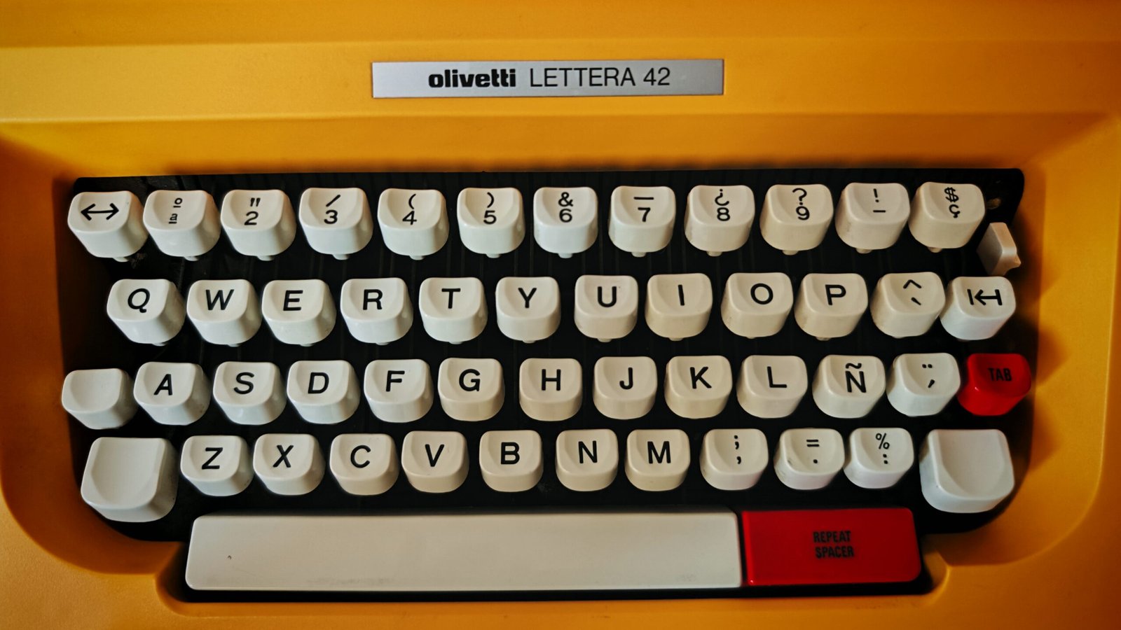 Olivetti Lettera 42 amarilla de origen - Image 11