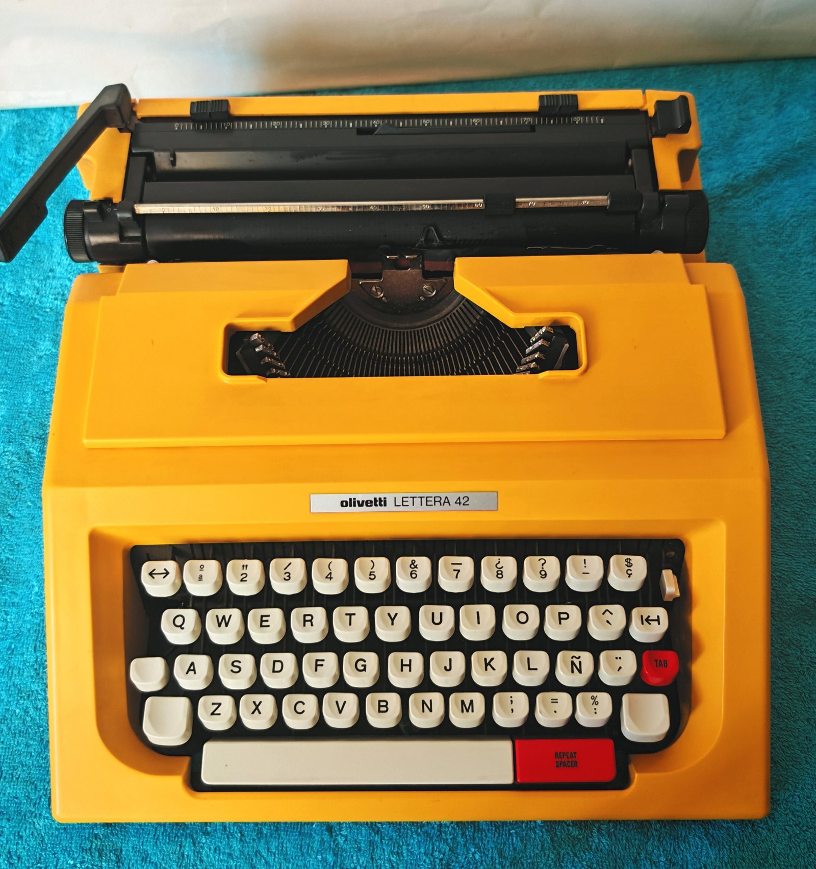 Olivetti Lettera 42 amarilla de origen - Image 3