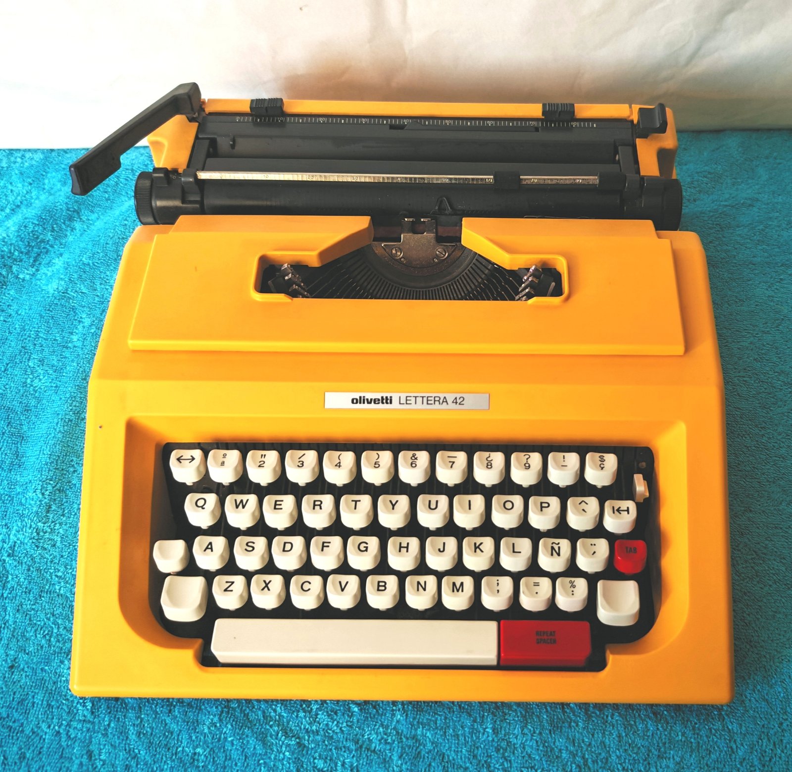 Olivetti Lettera 42 amarilla de origen - Image 4