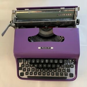 Máquina de escribir vintage Olivetti Pluma 22 – Color Lila